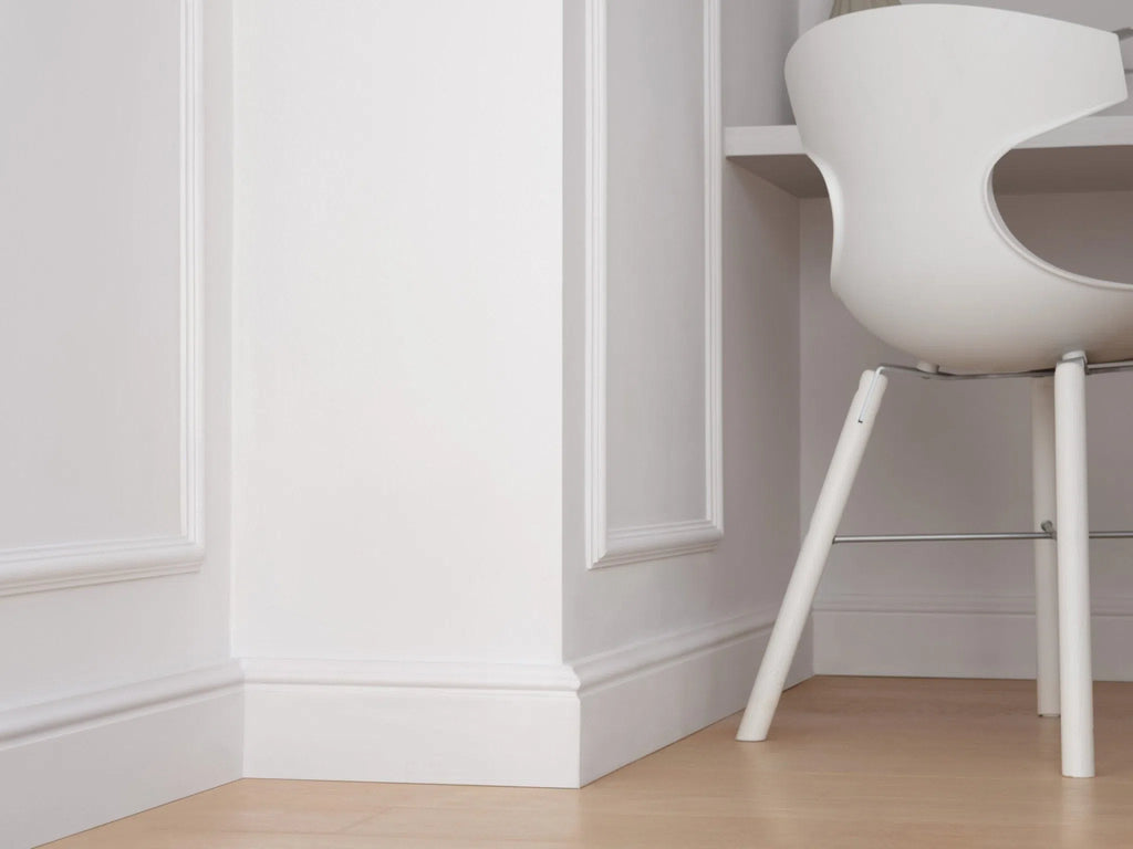 FL2 2M WALLSTYL SKIRTING BOARD is mounted along the base of the wall, enhancing the aesthetic of the corner and adding a clean, modern finish to the space. | DecorMania UK 